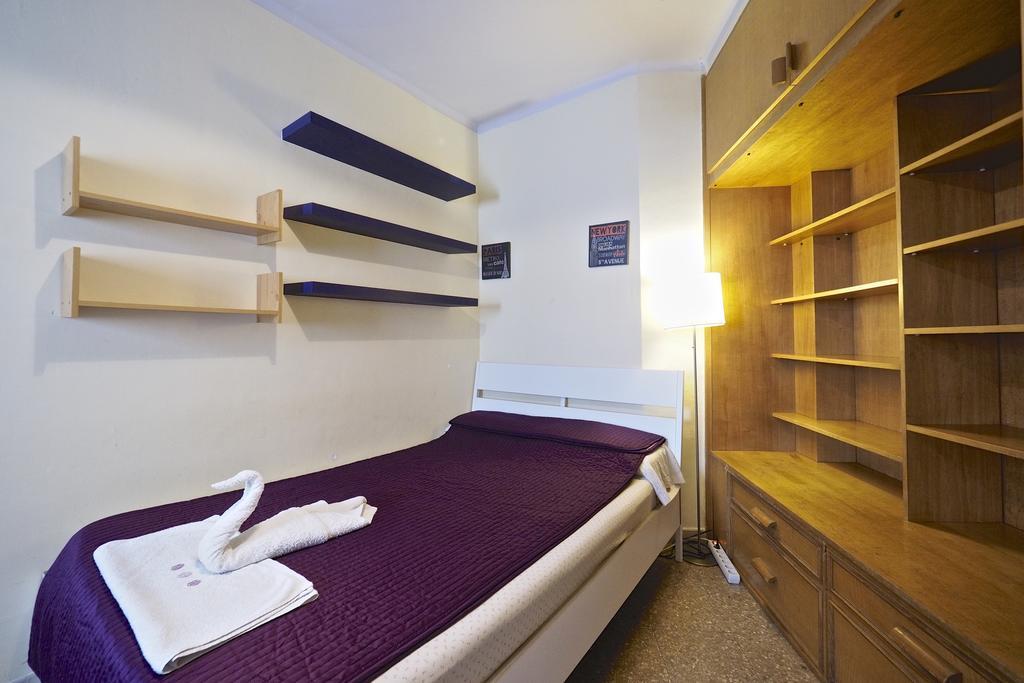Motorsport Barcelona Hostel Exterior photo
